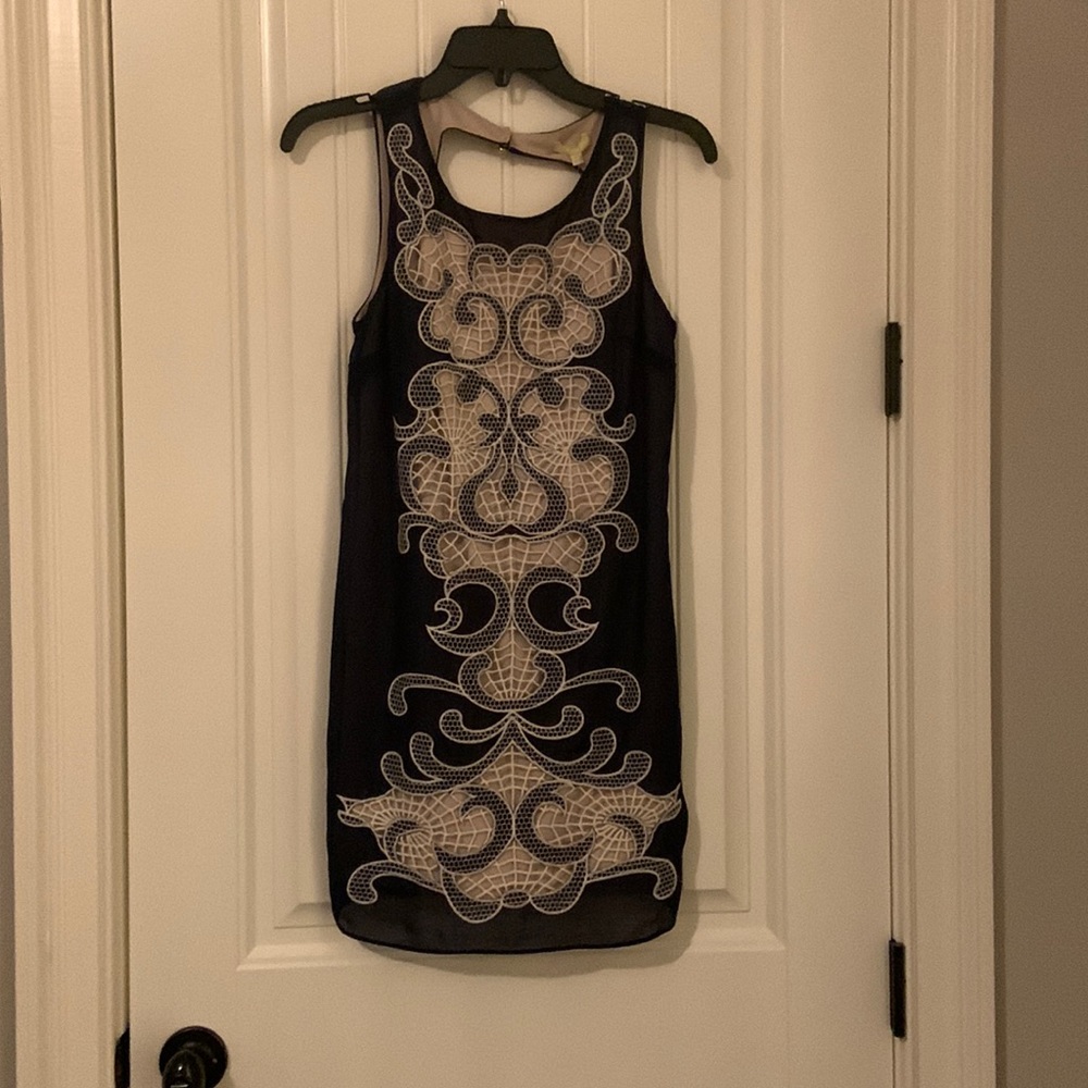 NWT navy/cream sleeveless dress with lace detailing. Size XS. Gianna Bini.